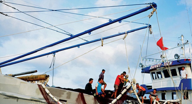 Phản đối lệnh cấm đánh bắt cá trên Biển Đông của Trung Quốc