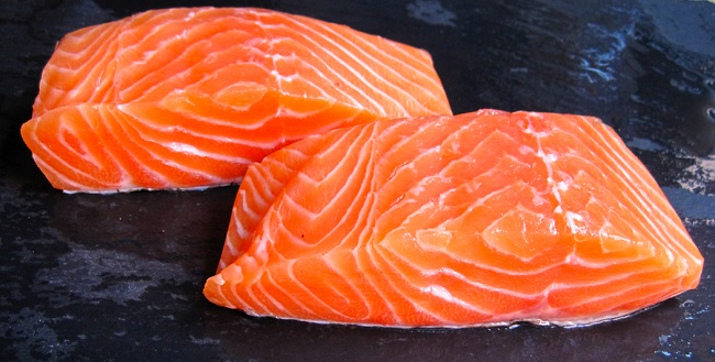 Thực hư tin đồn thịt cá hồi nuôi là loại thực phẩm cực độc?